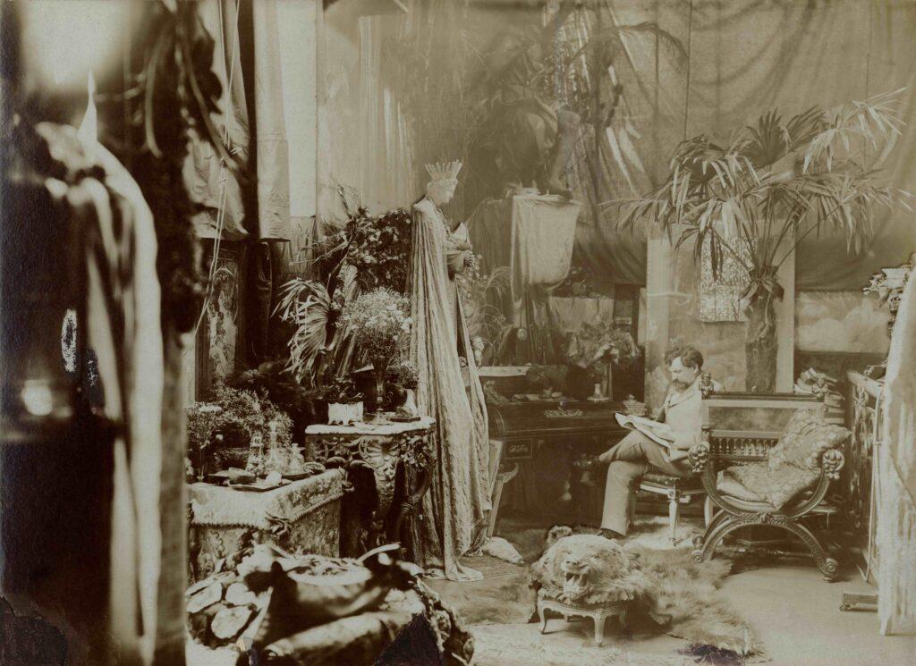 Mucha dans son atelier de la rue du Val-de-Grâce, à Paris, fin des années 1890