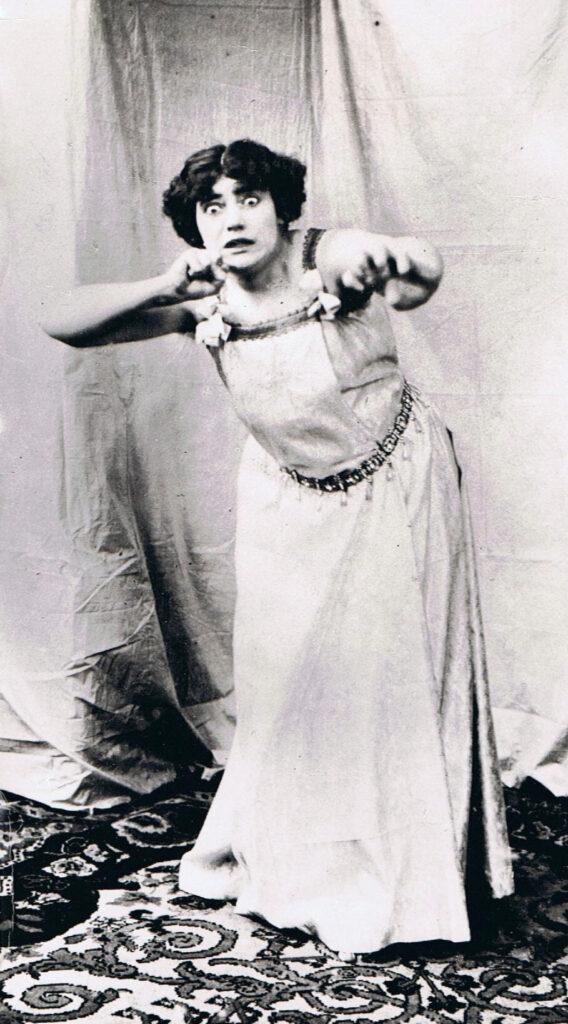 Mme Lina de Ferkel, médium, dans l’atelier de Mucha, rue du Val-de-Grâce, pour une expérience d’hypnose menée par Albert de Rochas, 1898