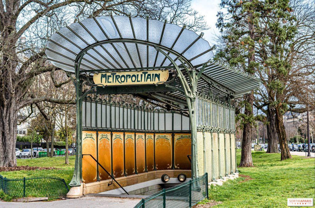 Entrée de métro parisienne conçue par Hector Guimard au début du XXe siècle.