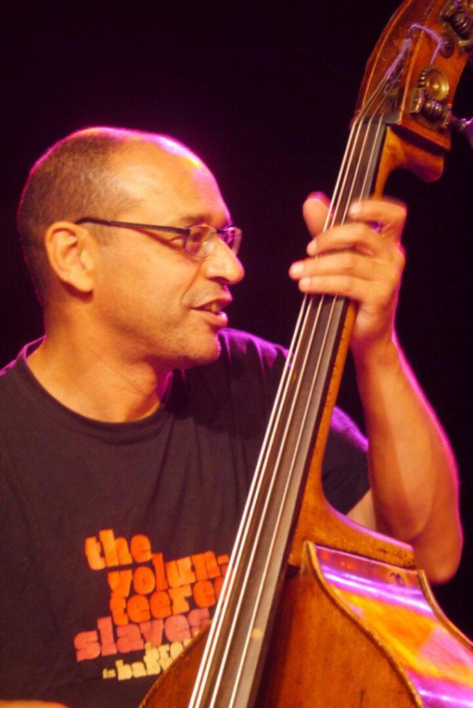 Akim Bournane à la basse de The Volunteered Slaves