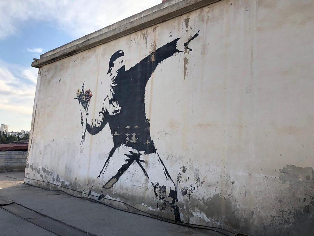 © Banksy, "Lanceur de Fleurs" ("Flower Thrower"), Jérusalem, 2005