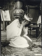 Photographie d'u modèle posant pour Mucha