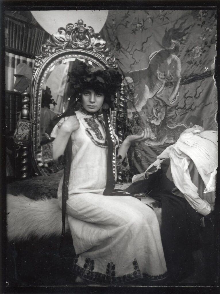 Modèle en robe folklorique slave posant dans l'atelier de Mucha © Mucha Trust
