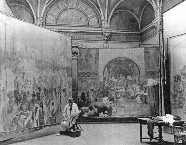 Mucha travaillant au cycle de l’Epopée slave, 1920 ©Wikimedia Commons