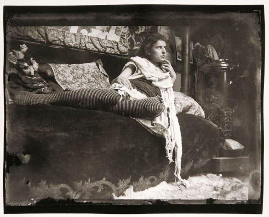 Photographie d'u modèle posant pour Mucha