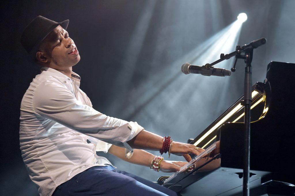 Roberto Fonseca au piano et au chant coiffé de son habituel chapeau de scène noir.