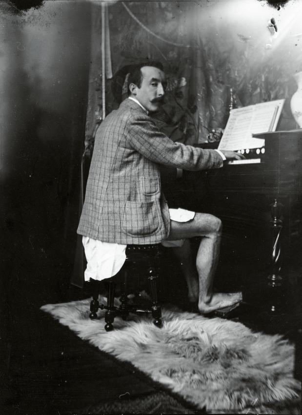 Paul Gauguin jouant sur l'harmonium de Mucha