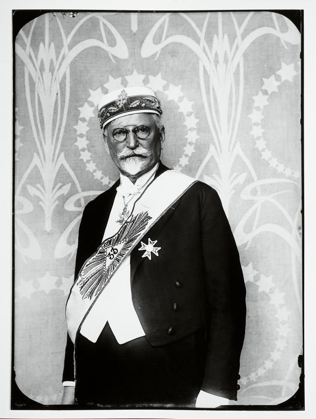 autoportrait de Mucha en habit de franc-maçon