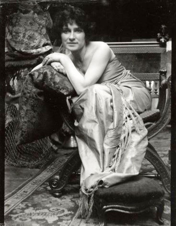 Photographie d'u modèle posant pour Mucha