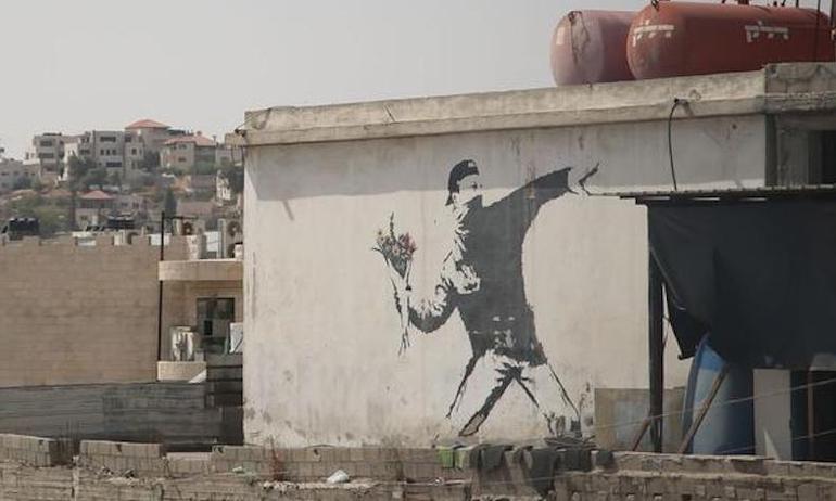 © Banksy, "Lanceur de Fleurs" ("Flower Thrower"), Jérusalem, 2005