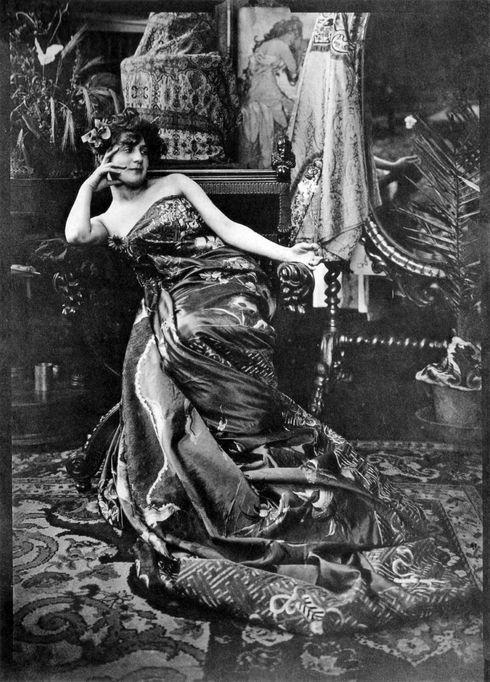 Photographie d'u modèle posant pour Mucha