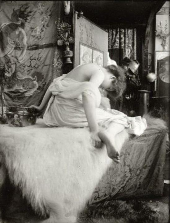 Photographie d'u modèle posant pour Mucha