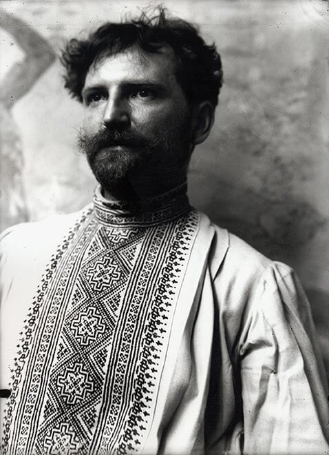 Alphonse Mucha, Autoportrait à la chemise russe « rubashka » à l’atelier de la rue de Grande Chaumière, vers 1890