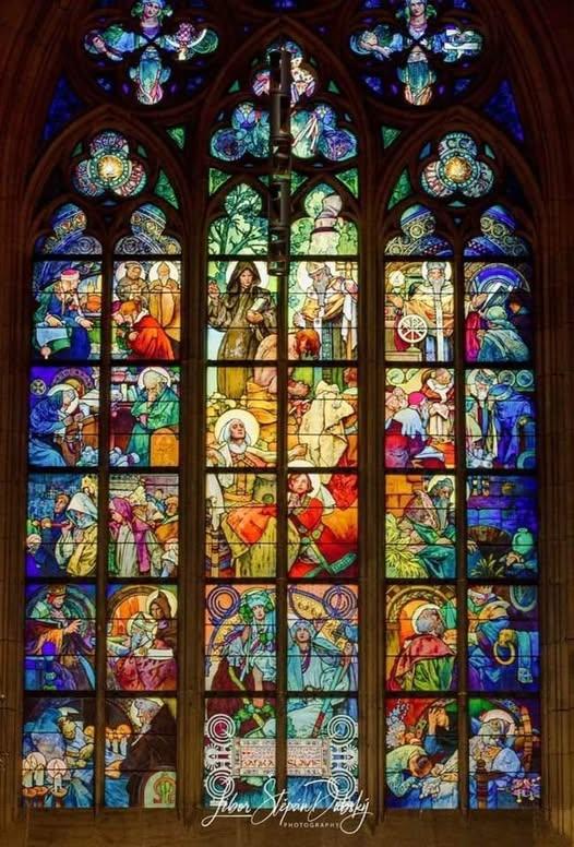 Vitrail conçu par Mucha à la cathédrale Saint-Guy de Prague
Début des années 1930
© Mucha Trust
